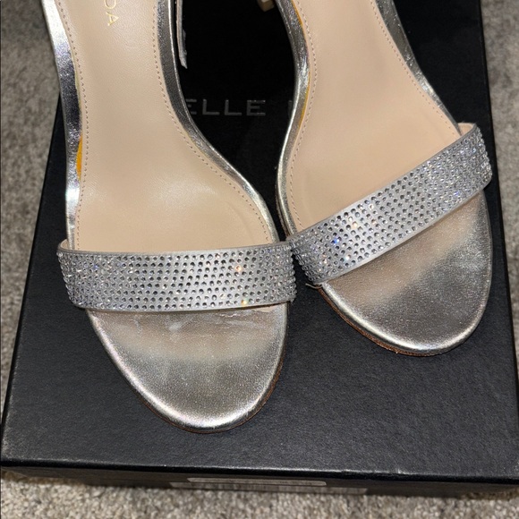 PELLE MODA 6.5 

KACEY EVENING SANDAL SILVER LEATHER - Picture 3 of 7
